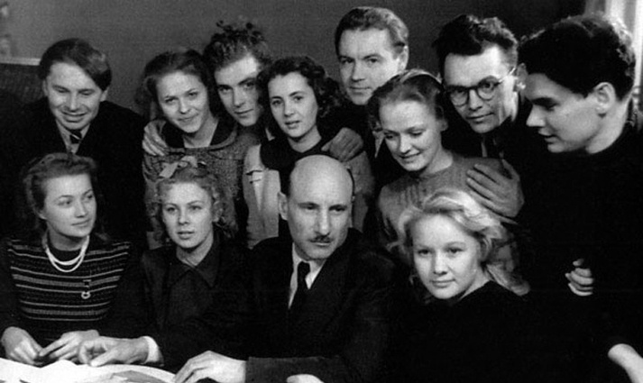 Культовый режиссер и педагог Сергей Герасимов со студентами ВГИКа (Леонид Гайдай — второй справа вверху, рядом — Нина Гребешкова)
