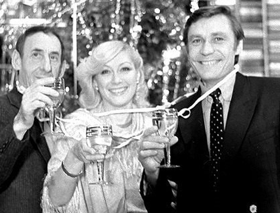 С Владимиром Басовым и Ириной Мирошниченко в одном из новогодних выпусков телепередачи «Голубой огонек», середина 80-х