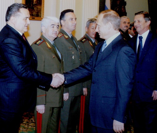 С президентом России Владимиром Путиным во время его встречи с министрами обороны стран-членов СНГ, Москва, ноябрь 2003 года. «Путин же, мы это понимаем, роль свою в истории как собирателя земли русской видит, это у него доминанта»