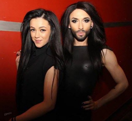 С австрийским поп-певцом Томасом Нойвиртом, создавшим в 2011 году образ женщины с бородой и с тех пор более известным под именем Кончиты Вурст. «Евровидение», Копенгаген, 2014 год