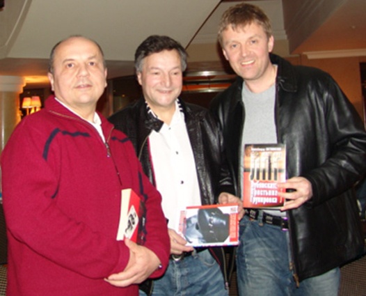 Виктор Суворов, бизнесмен и правозащитник Давид Кудыков и Александр Литвиненко, 2002 год, Лондон. «Мы с Сашей друзьями были, и первый, кому он в смятении позвонил, был именно я. Это не просто убийство, а первый в истории террористический акт с использованием радиоактивных веществ»