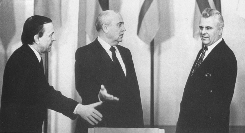 Последние попытки Михаила Горбачева уговорить Леонида Кравчука подписать Союзный договор, август 1991 года. Новое федеративное государство предполагалось назвать Союзом Суверенных Советских Республик, с прежней аббревиатурой — СССР, но в итоге договор так и не был подписан