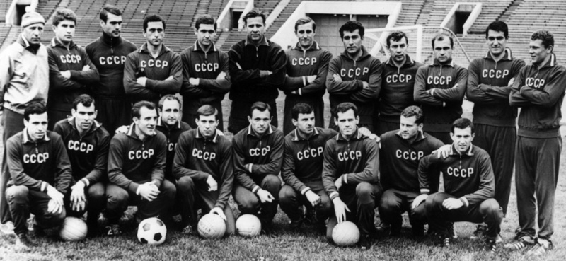 «Как тренер Морозов, честно говоря, фуфляк. Футбол хорошо не понимал, и то, что мы на четвертое место в чемпионате мира выскочили, — чистый везун». 10 мая 1966 года, сборная СССР накануне чемпионата мира в Англии. Слева направо (сзади) главный тренер Николай Морозов, Эдуард Малофеев, Хуан Усаторре, Анзор Кавазашвили, Валентин Афонин, Лев Яшин, Альберт Шестернев, Георгий Сичинава, тренер Юрий Золотов, Михаил Месхи, Валерий Воронин и Анатолий Банишевский. Слева направо (спереди): Галимзян Хусаинов, Виктор Серебряников, Василий Данилов, Виктор Гетманов, Владимир Пономарев, Олег Копаев, Слава Метревели, Йожеф Сабо, Виктор Понедельник и Игорь Численко