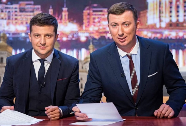 С одним из авторов «Квартала», стендап-комиком, сценаристом, телеведущим, кавээнщиком, «Тамбовским волком» Валерием Жидковым. «Я — главный автор «студии «Квартал-95», и две ставки имею — автора и актера»