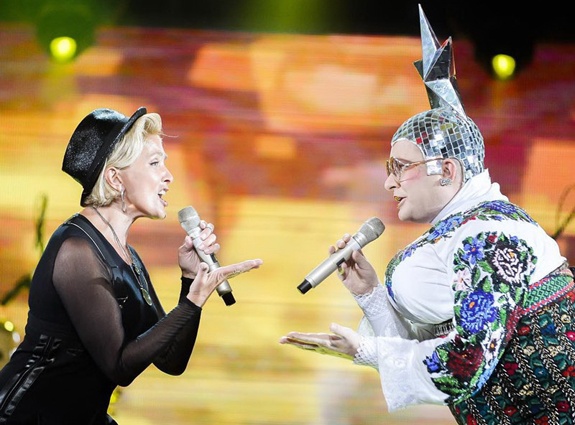 С Веркой Сердючкой: «Я твоих не забуду глаз, как ты там без меня сейчас? Вспоминаешь ли обо мне и о нашем счастливом дне?»