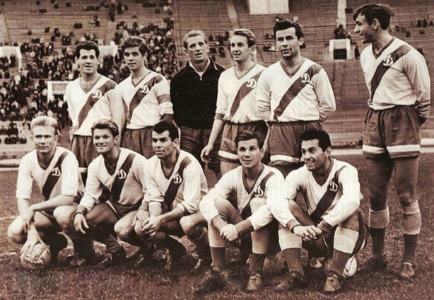 Первый чемпионский состав киевского «Динамо», 1961 год. Нижний ряд: Валерий Лобановский, Валентин Трояновский, Виктор Серебряников, Андрей Биба, Виталий Щербаков. Верхний ряд: Йожеф Сабо, Виктор Каневский, Олег Макаров, Олег Базилевич, Владимир Щегольков, Василий Турянчик
