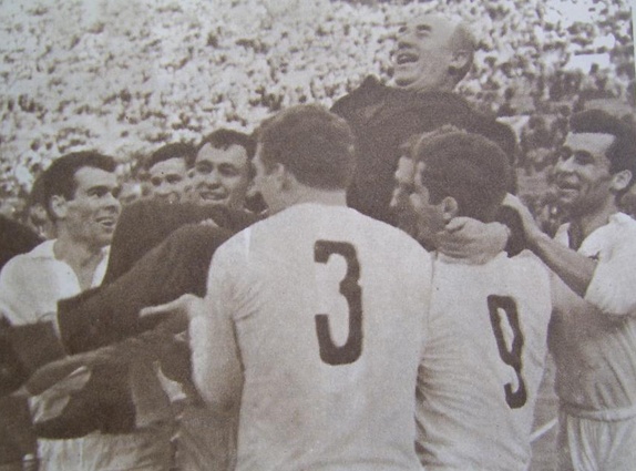  Спасибо Деду за победу! Киевские динамовцы Виктор Серебряников, Андрей Биба, Василий Турянчик, Вадим Соснихин, Леонид Островский, Федор Медвидь, Владимир Щегольков качают тренера Виктора Маслова