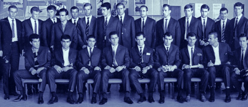 На чемпионате мира по футболу-1966 в Англии сборная СССР заняла четвертое место, а болельщикам — на то и пропаганда! — сообщили, что она якобы завоевала бронзу. Члены сборной: (первый ряд, слева направо) Георгий Сичинава, Муртаз Хурцилава, Эдуард Маркаров, Анзор Кавазашвили, Йожеф Сабо, Виктор Серебряников, Слава Метревели, Лев Яшин и Галимзян Хусаинов; (второй ряд, слева направо) Леонид Островский, Анатолий Банишевский, Эдуард Малофеев, Валерий Поркуян, тренер Юрий Золотов, Алексей Корнеев, Валерий Воронин, Альберт Шестернев, Виктор Гетманов, Василий Данилов, Владимир Пономарев, Валентин Афонин, Игорь Численко и Виктор Банников