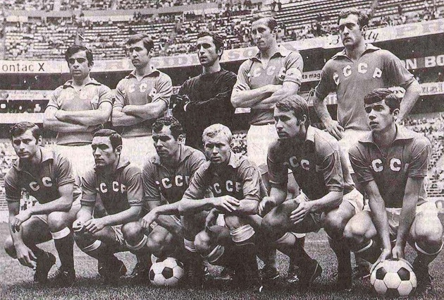 Чемпионат мира по футболу-1970. После матчей группового турнира у сборных СССР и Мексики оказалось равное количество очков при одинаковой разнице забитых и пропущенных мячей и для выявления победителя пришлось тянуть жребий. Валерий Поркуян, которого считали счастливчиком, вытянул Уругвай, но матч для сборной СССР получился трагичным, и она выбыла из турнира. 10 июня 1970 года, Мехико, стадион «Ацтека». Сборная СССР перед матчем с Сальвадором (2:0). Стоят — Муртаз Хурцилава, Валентин Афонин, Анзор Кавазашвили, Альберт Шестернев, Реваз Дзодзуашвили; сидят — Анатолий Бышовец, Анатолий Пузач, Виктор Серебряников, Николай Киселев, Виталий Хмельницкий, Владимир Мунтян