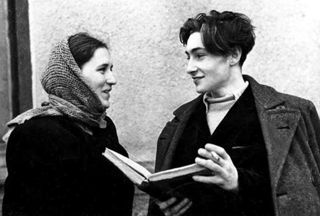 Нонна Мордюкова и Вячеслав Тихонов поженились сразу после съемок фильма Сергея Герасимова «Молодая гвардия», где они сыграли Ульяну Громову и Владимира Осьмухина, и прожили вместе 13 лет