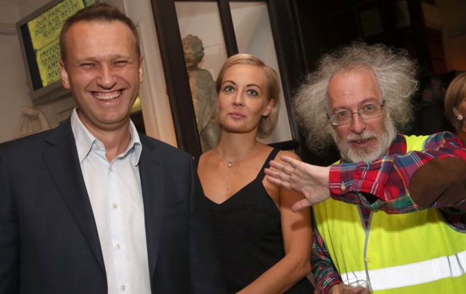 С главным российским оппозиционером Алексеем Навальным и его супругой Юлией. «Идет новое поколение — он старик для них!» 