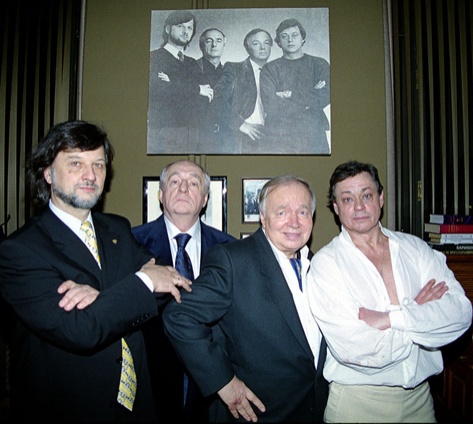 Создатели легендарной рок-оперы «Юнона» и «Авось», которая стала многолетним хитом «Ленкома», — композитор Алексей Рыбников, режиссер Марк Захаров, поэт Андрей Вознесенский и исполнитель главной роли графа Николая Резанова Николай Караченцов