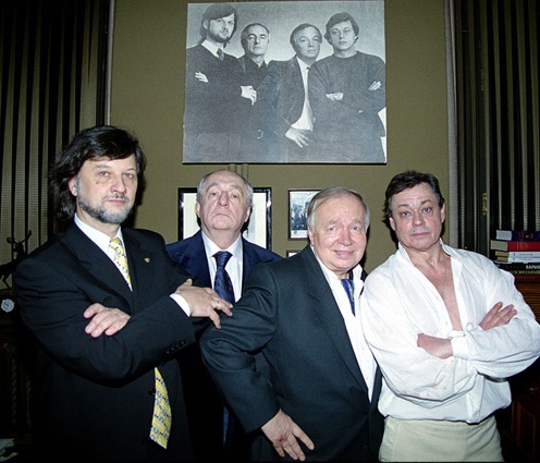 Создатели легендарной рок-оперы «Юнона» и «Авось», которая стала многолетним хитом «Ленкома», — композитор Алексей Рыбников, режиссер Марк Захаров, поэт Андрей Вознесенский и исполнитель главной роли графа Николая Резанова Николай Караченцов