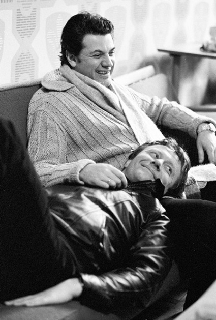 Александр Ширвиндт с Андреем Мироновым. «Шура — хороший конферансье — потрясающе остроумный. Я его впервые в институте увидела — когда он пришел, мы все, открыв рот, на него смотрели: откуда красота такая?»