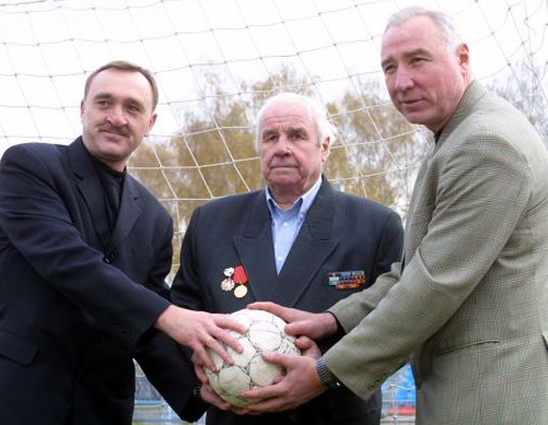 Вратарская династия — Виктор и Вячеслав Чановы с отцом Виктором Гавриловичем, 2001 год. Старший Чанов выступал за ворошиловградский «Дзержинец», московский ЦДКА, донецкий «Шахтер», двукратный чемпион СССР, работал тренером, умер в 2007-м 