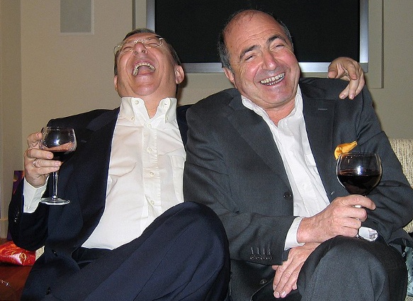 С медиамагнатом олигархом Владимиром Гусинским, выехавшим из России в 2000-м и получившим позднее испанское подданство, 2005 год