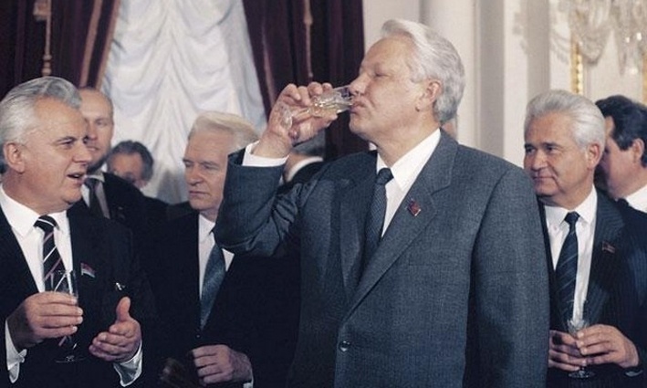 Леонид Кравчук, Борис Ельцин, председатель Совета Министров УССР Витольд Фокин и другие, Беловежье, декабрь 1991 года. «Ничего, кроме шампанского, не было...»