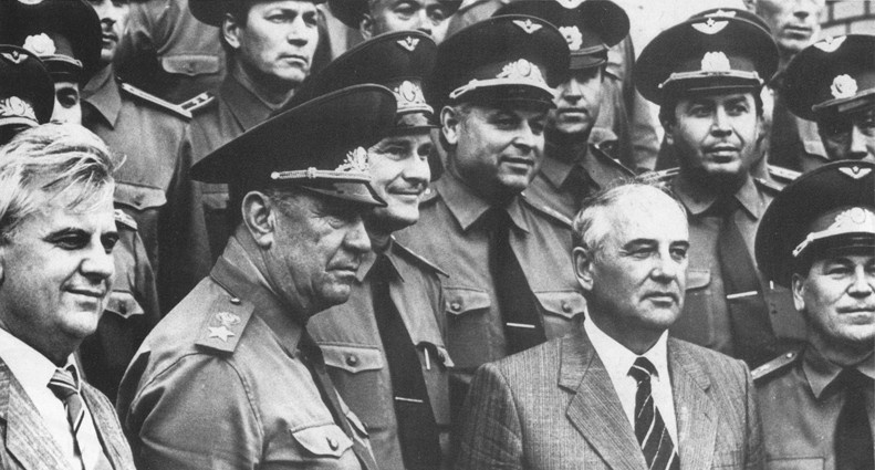 Завотделом агитации и пропаганды ЦК Компартии Украины Леонид Кравчук, министр обороны СССР Маршал Советского Союза Дмитрий Язов и Генеральный секретарь ЦК КПСС Михаил Горбачев во время военных учений на юге Украины, конец 80-х