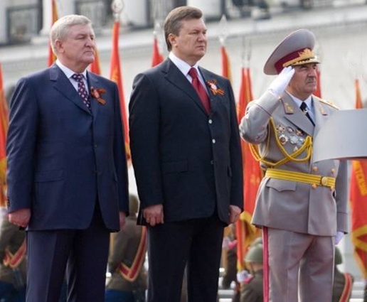 Министр обороны Украины Михаил Ежель, президент Виктор Янукович и начальник Генерального штаба, главнокомандующий Вооруженными силами Украины, генерал армии Иван Свида во время военного парада по случаю 65-летия Победы в Великой Отечественной войне, Киев, 9 мая 2010 года