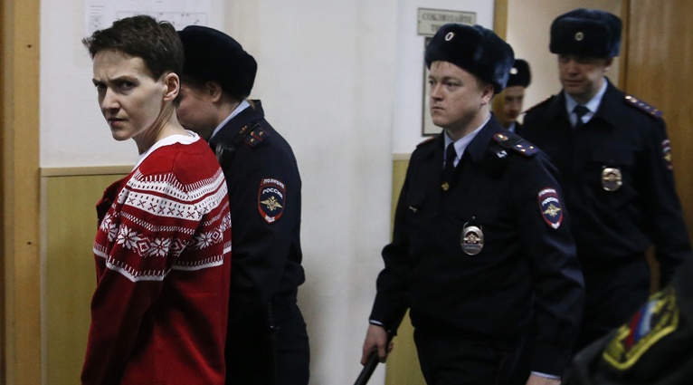 «Я, если по коридору и без наручников шла, руки сзади не держала, довольно быстро шагала, по сторонам смотрела...»