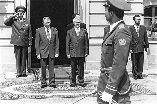 Леонид Кравчук принимает парад с новоизбранным президентом Украины Леонидом Кучмой по случаю его инаугурации, 19 июля 1994 года