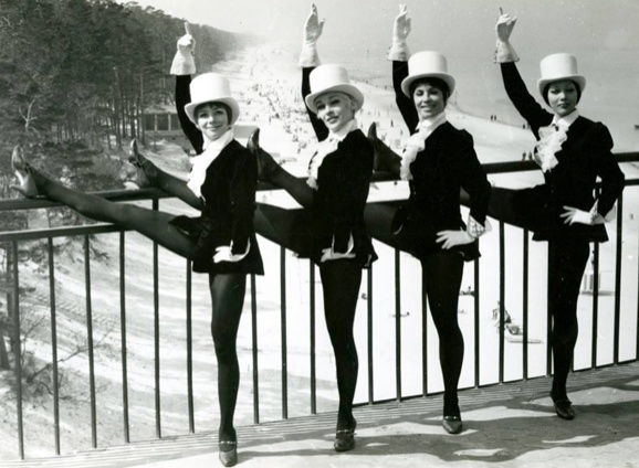 С 1979-го по 1985-й Лайма Вайкуле (вторая слева) выступала в знаменитом варьете «Юрас перле» в Юрмале. Сначала пела в танцевальном оркестре, затем стала солисткой