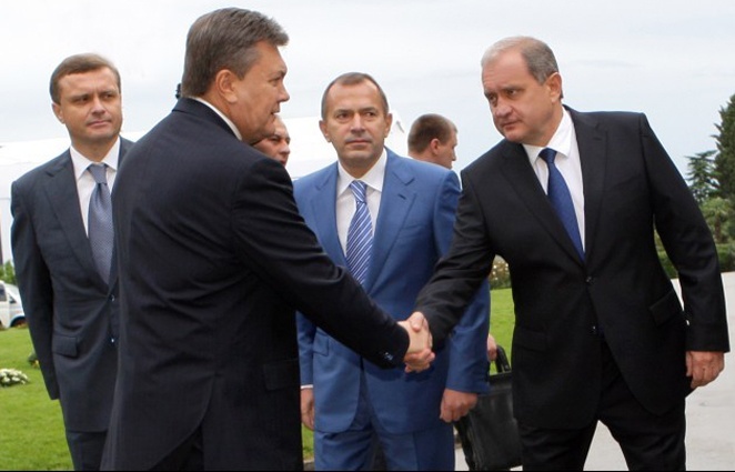 Глава Администрации президента Украины Сергей Левочкин, президент Украины Виктор Янукович, вице-премьер Андрей Клюев и министр внутренних дел Украины Анатолий Могилев, 2010 год