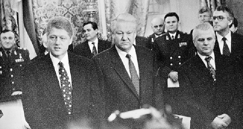 Президент США Билл Клинтон, президент России Борис Ельцин, президент Украины Леонид Кравчук, премьер-министр Великобритании Джон Мейджор и Евгений Марчук (на заднем плане) перед подписанием Будапештского меморандума о гарантиях безопасности в связи с присоединением Украины к Договору о нераспространении ядерного оружия, 5 декабря 1994 года