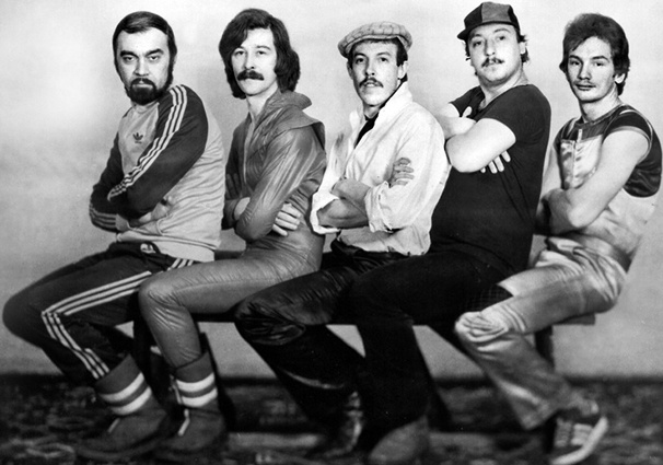 «Мы в воде ледяной не плачем и в огне почти не горим, мы — охотники за удачей, птицей цвета ультрамарин»