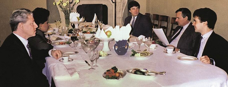 «Собчак работой жил и рядом профессионалов видеть хотел, которые законы знают и могут по ним, а не по инструкциям райкома действовать. Диму Медведева работать к себе пригласил и мне сказал: «Дима такой талантливый, умный парень, он наверняка академиком будет, а я в политику его тяну». Дмитрий Медведев (крайний справа) — аспирант юридического факультета Ленинградского государственного университета, 1990 год