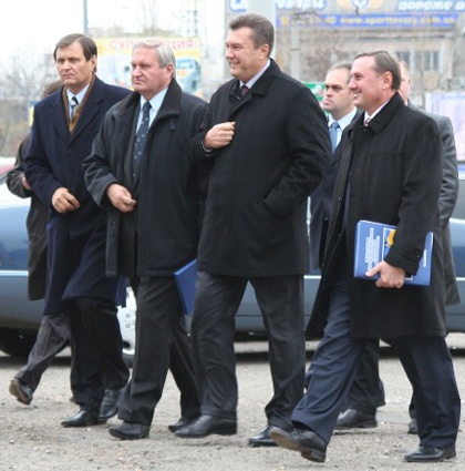 Владимир Ландик, Виктор Тихонов, Виктор Янукович, Александр Ефремов. &laquo;Для Ефремова тюрьма&nbsp;&mdash; самое безопасное место, иначе разгневанный народ совершит над ним самосуд. В России его давно Янукович ждет, ведь именно Ефремов первым предал своего патрона, публично осудив его за бегство по всем украинским СМИ&raquo;