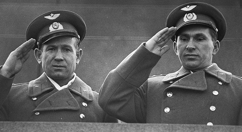 Экипаж космического корабля «Восход-2» Алексей Леонов и Павел Беляев на кремлевской трибуне, 1965 год. «Я не очень к громким словам привык... Летчик — это воля, характер, умение рисковать, но если думать всегда: «Я погибну», путного ничего не получится. Мысли этой быть не должно»