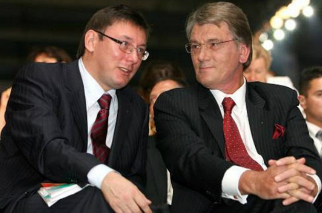 С президентом Украины Виктором Ющенко. «Он часами рассказывал, как Украину любить надо, и уверен был, что в этот момент сами по себе памятники, пасеки, новые системы отношений вырастают…»