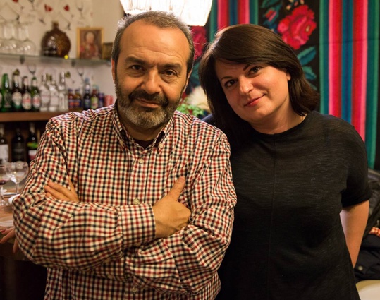 С российским сатириком, публицистом и оппозиционером Виктором Шендеровичем. «Трудно сказать, что станет последней каплей, которая переполнит чашу терпения»