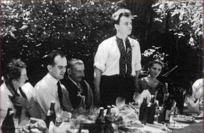 Дмитро Павличко читає вірші на весіллі, 50-ті роки