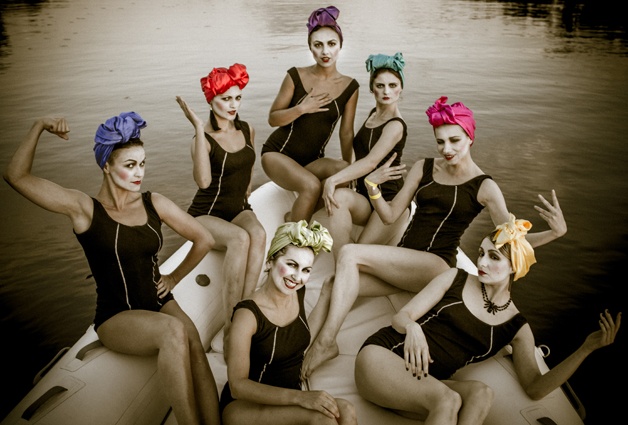 «Мы недавно с «Дах Дотерс» отыграли 20 представлений в Авиньоне. Французские продюсеры инвестировали в наш проект 60 тысяч евро, все нам арендовали, нас привезли, мы имели большой успех, но продюсеры, безусловно, с нами рискнули»