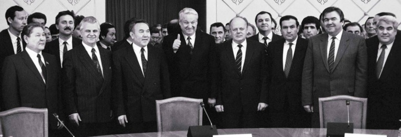 Президент Украины Леонид Кравчук, президент Казахстана Нурсултан Назарбаев, президент России Борис Ельцин, Станислав Шушкевич, президент Армении Левон Тер-Петросян, президент Молдовы Мирча Снегур, президент Туркмении Сапармурат Ниязов и другие после подписания Алма-Атинской декларации, закрепившей образование СНГ, 21 декабря 1991 года