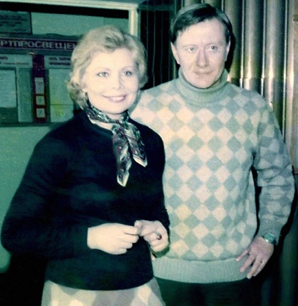 Миронов с актрисой Театра сатиры Ниной Корниенко. В книге «Андрей Миронов и я» Егорова упоминает Корниенко под прозвищем Акробатка, которая наперегонки с Галошей (Татьяна Васильева) бегала в кабинет худрука «потелебонькать то, что телебонькать уже нечего»