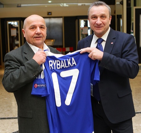 Вице-президент футбольного клуба «Динамо» (Киев) и его многолетний пресс-атташе Алексей Семененко презентовал Виктору Суворову футболку полузащитника киевского «Динамо» Сергея Рыбалки