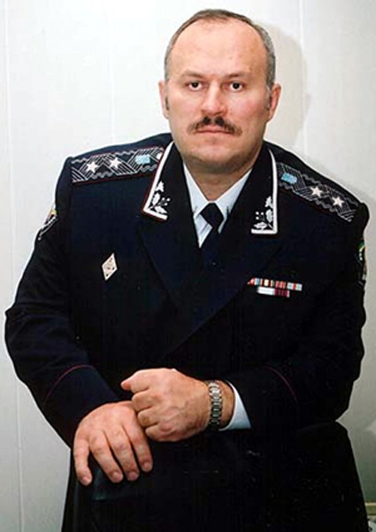 Глава луганской милиции Владимир Гуславский. «Гуславский дает слово генерала, выходит, освобождает шестерых, и те возглавляют третий штурм нашего здания»