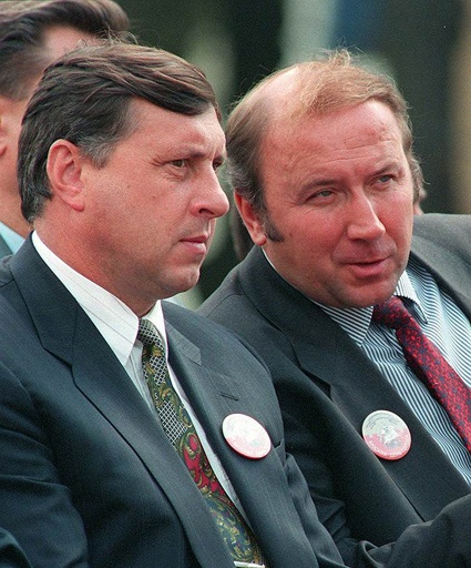 25 марта 1996 года инициативная группа, выдвинувшая Ельцина для переизбрания на второй срок, представила более миллиона подписей для регистрации его кандидатуры на выборах. В предвыборный штаб в числе прочих вошли начальник президентской службы охраны Александр Коржаков и тогдашний шеф ФСБ Михаил Барсуков (слева)