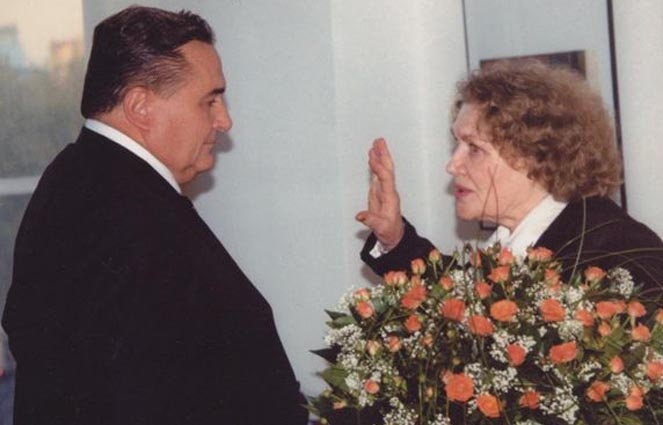 «Життя іде, і все без коректур. І час летить, не стишує галопу...». С поэтессой Линой Костенко, конец 1990-х