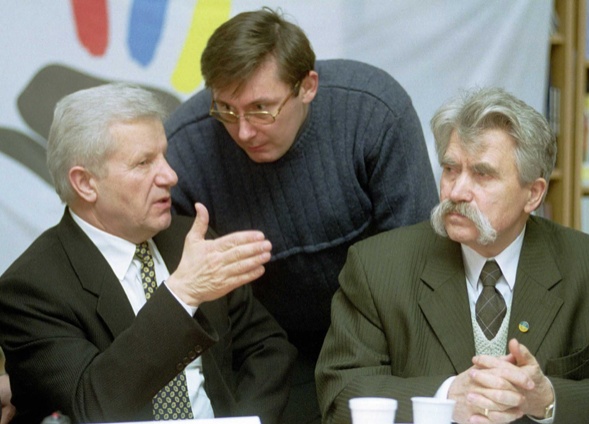 Лидер социалистов Александр Мороз, координатор Всеукраинской акции «Украина без Кучмы» Юрий Луценко и глава Украинской республиканской партии, советский диссидент, правозащитник Левко Лукьяненко, Киев, февраль 2001 года. «Мороз сам себя уничтожил, то, что создал, разрушил, я ему очень сочувствую, ибо к концу своей политической карьеры он практически развалил все, чего вместе со своей командой достиг»