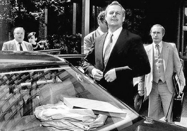 С 1993 года мэр Санкт-Петербурга Анатолий Собчак на время своих деловых поездок оставлял Путина заместителем. «Собчак никогда не был ангелом, не стоит воспринимать его как борца за правду или диссидента конца 90-х»