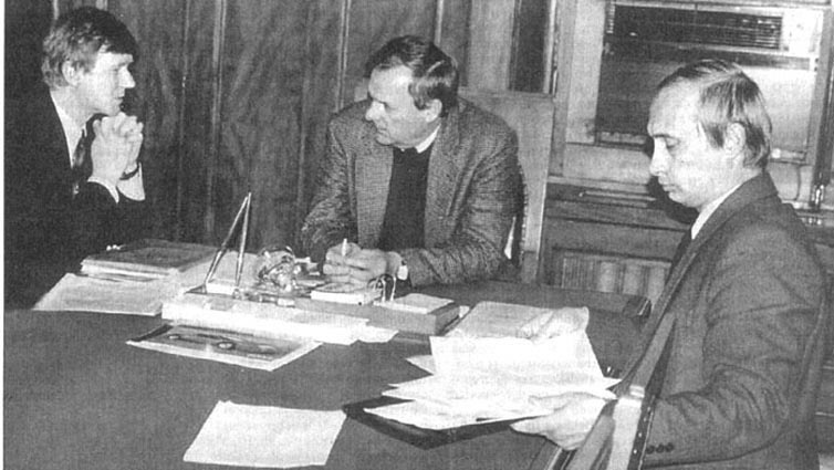 Мэр Санкт-Петербурга Анатолий Собчак со своим главным экономическим советником Анатолием Чубайсом и председателем Комитета по внешним связям мэрии Владимиром Путиным, 1991 год