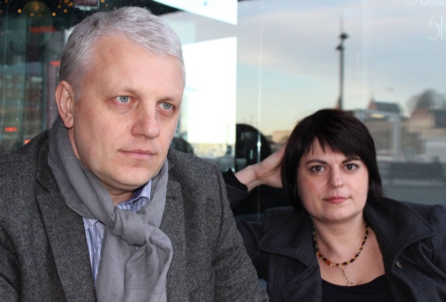 С журналистом Павлом Шереметом, известным противником режима Лукашенко. В июле 1997-го, после телерепортажа о контрабанде на белорусско-литовской границе, Шеремет был арестован и приговорен к двум годам лишения свободы и году испытательного срока, провел в заключении три месяца, затем депортирован. С 2013-го работал в Украине, был исполнительным директором «Украинской правды», погиб в Киеве в июле 2016-го от взрыва бомбы, заложенной в автомобиль, расследование не завершено