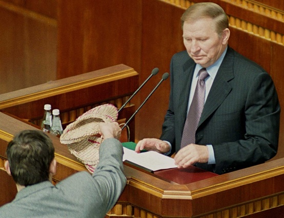 Юрий Луценко вручает лапти президенту Украины Леониду Кучме во время его выступления в Верховной Раде, 2000 год. «Он тогда с докладом «На шляху до Європи» выступал, и после всего, что в деле Гонгадзе произошло, я, депутат Соцпартии, президента Кучму без объяснения его роли в этой истории слушать невозможным считал»