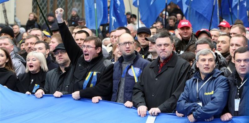 Ирина Луценко, Сергей Власенко, Юрий Луценко, Арсений Яценюк, Олег Тягнибок и другие, 2013 год. «Я верил в то, что сотни тысяч людей, которые вышли на Майдан, заслуживают права жить в свободной стране»