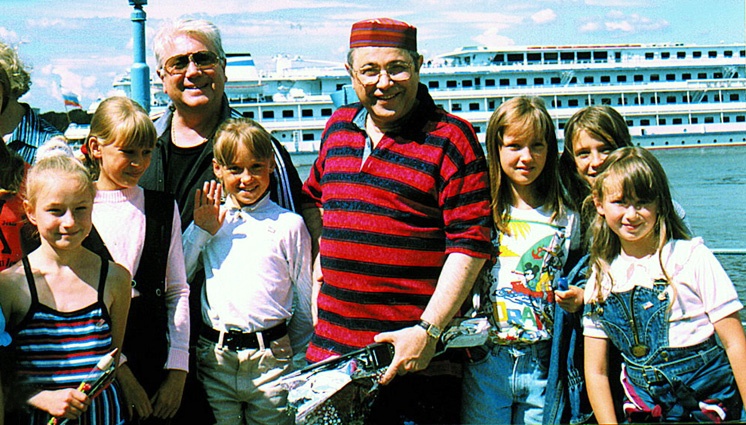 Владимир Винокур и Евгений Петросян с юными поклонниками