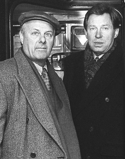 Анатолий Собчак был единственным мэром Санкт-Петербурга, после него мэров заменили губернаторами, первым стал Владимир Яковлев. «Кстати, к Яковлеву переметнуться ни Кудрин, ни Греф не согласились — команда Собчака верной ему осталась»